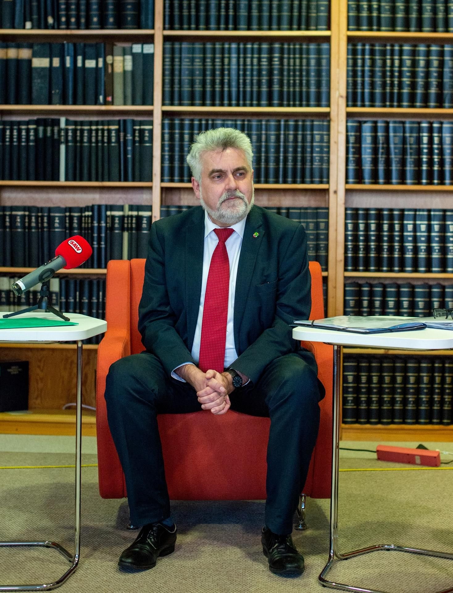 Armin Willingmann (SPD), Minister für Wirtschaft, Wissenschaft und Digitalisierung des Landes Magdeburg, gibt in der Bibliothek seines Ministeriums eine Pressekonferenz.