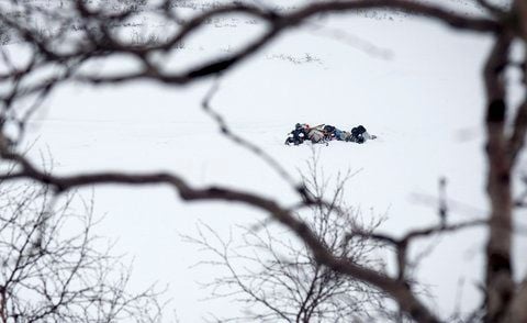 Vier Rucksäcke liegen in der südnorwegischen Gemeinde Sirdal im Schnee. (FOTO: DPA)