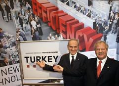 Das Vorstandsmitglied der Handelskammer Istanbul, Sekib Avdagic (l.) und der Vorstandsvorsitzende der Deutschen Messe AG, Sepp Heckmann, stehen am Donnerstag (12.04.2007) in Hannover im Anschluß an die Auftakt-Pressekonferenz der Hannovermesse vor einem Werbeplakat. (Foto: dpa)