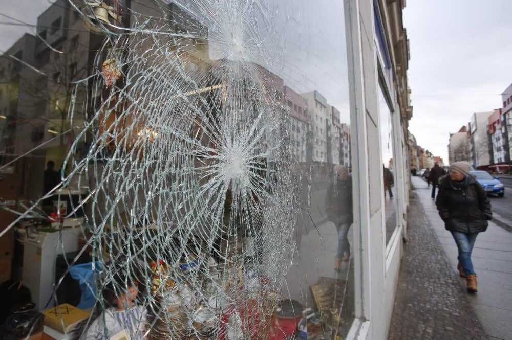 Eine der zerstörten Scheiben des An- und Verkaufgeschäftes „Flodder’s“ in der halleschen Geiststraße
