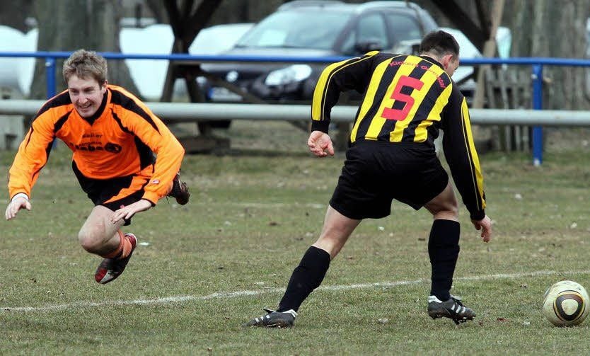 Zweikämpfe prägten das Spiel Brücken (orange) gegen Kickers Gonnatal.