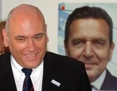 Mit einem Lächeln betritt am Montag (28.06.2004) der Fraktionschef und Spitzenkandidat der sächsischen SPD für die Landtagswahl, Thomas Jurk, die Räume der Landesgeschäftsstelle in Dresden. (Foto: dpa)