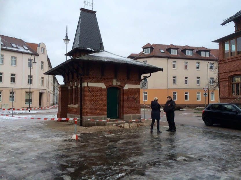 Das beschädigte Schlachthof-Gebäude: Hier wurde versucht, ein Sparkassen-Geldautomat in die Luft zu sprengen.