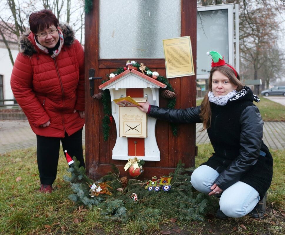 Alexandra Redmer (l.) und Sabrina Kuhnert am Söllichauer Weihnachtspostkasten
