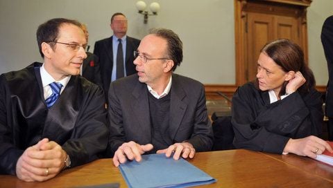 Der Ex-Geschäftsführer der Kommunalen Wasserwerken Leipzig (KWL,) Klaus Heininger (M), sitzt am 26.11.2010 vor dem Landgericht Leipzig zwischen seinen Anwälten Uwe Freyschmidt (l.) und Uta Modschiedler (r). Im Hintergrund steht der mitangeklagte Heininger-Berater Berthold S.