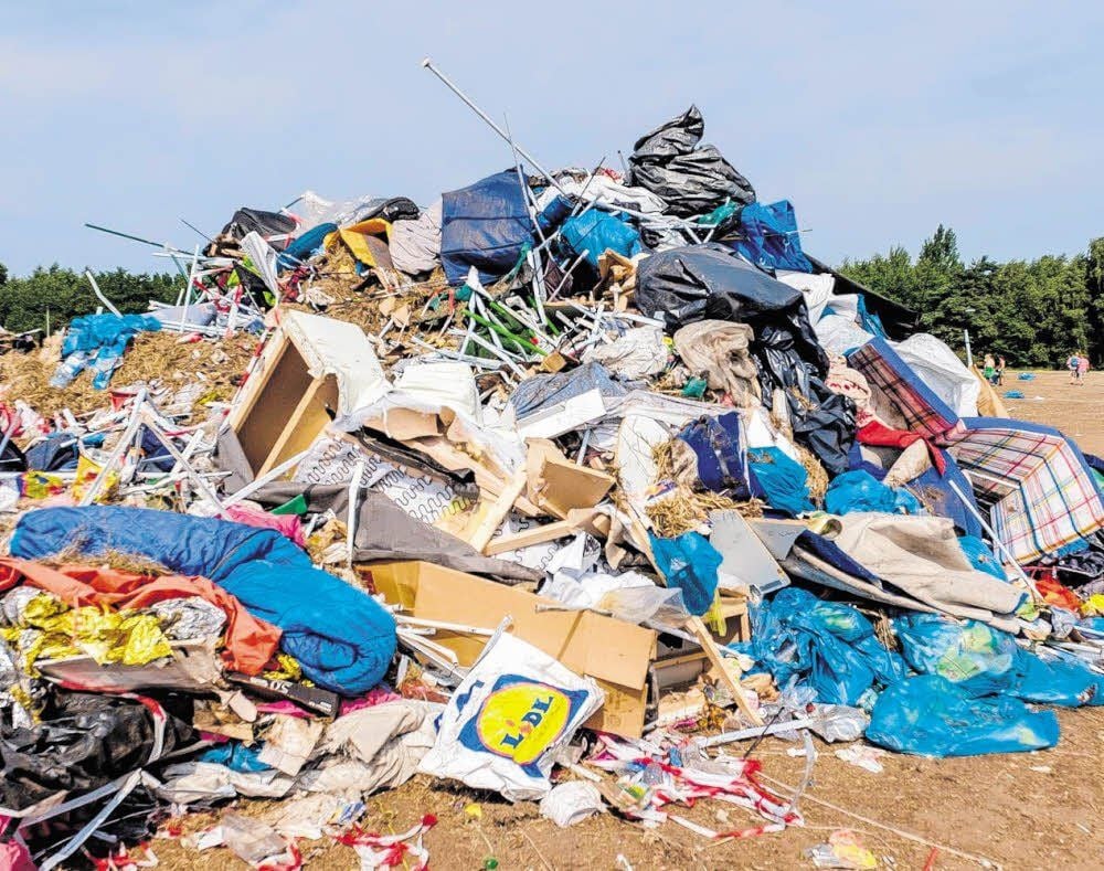 Nach dem Melt-Festival sind gut 150 Tonnen Müll zu entsorgen. Etwa 100 Helfer tragen die Reste zusammen.