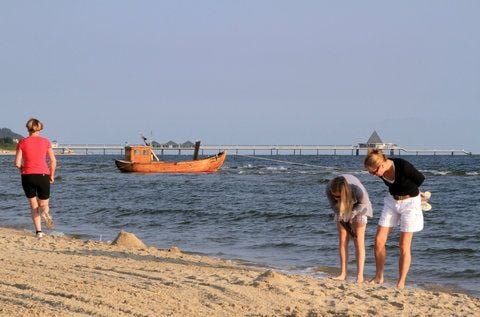 Bernstein-Sucher auf Usedom. (ARCHIVFOTO: DPA)