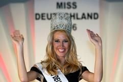 Daniela Domröse, die «Miss Deutschland 2006», freut sich am Donnerstag (19. Januar 2006) nach ihrer Wahl in Krefeld. Die ersten vier jungen Frauen vertreten Deutschland bei internationalen Wettbewerben zur Miss Europe, Miss International, Miss Earth und Miss Universe. (Foto: dpa)