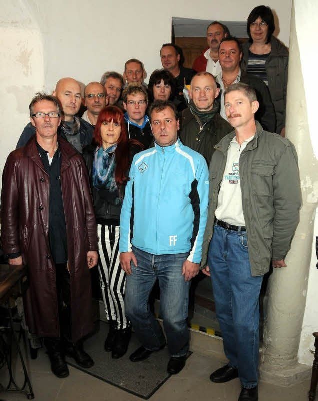 Gruppenfoto mit ehemaligen Zootechniker-Lehrlingen auf der Treppe im ehemaligen Wohnheim in der Prettiner Lichtenburg
