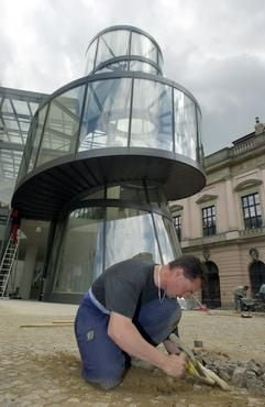 Ein Straßenbauer verlegt am Donnerstag (22.05.2003) in Berlin vor der gläsernen Turmspitze des amerikanischen Architekten Ieoh Ming Pei Kleinpflaster. Der Anbau des Deutschen Historischen Museum wird am Samstag (24.05.2003) mit der Ausstellung "Idee Europa - Entwürfe zum ewigen Frieden" eröffnet. (Foto: dpa)