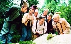 Cloudy (Boris Aljinovic, l-r), Sunny (Ralf Schmitz), Speedy (Martin Schneider), Cookie (Gustav Peter Wöhler), Ralfie (Norbert Heisterkamp), Tschakko (Mirco Nontschew) und Bubi (Otto Waalkes) stehen zusammen und betrachten einen Felsen. (Foto: dpa)