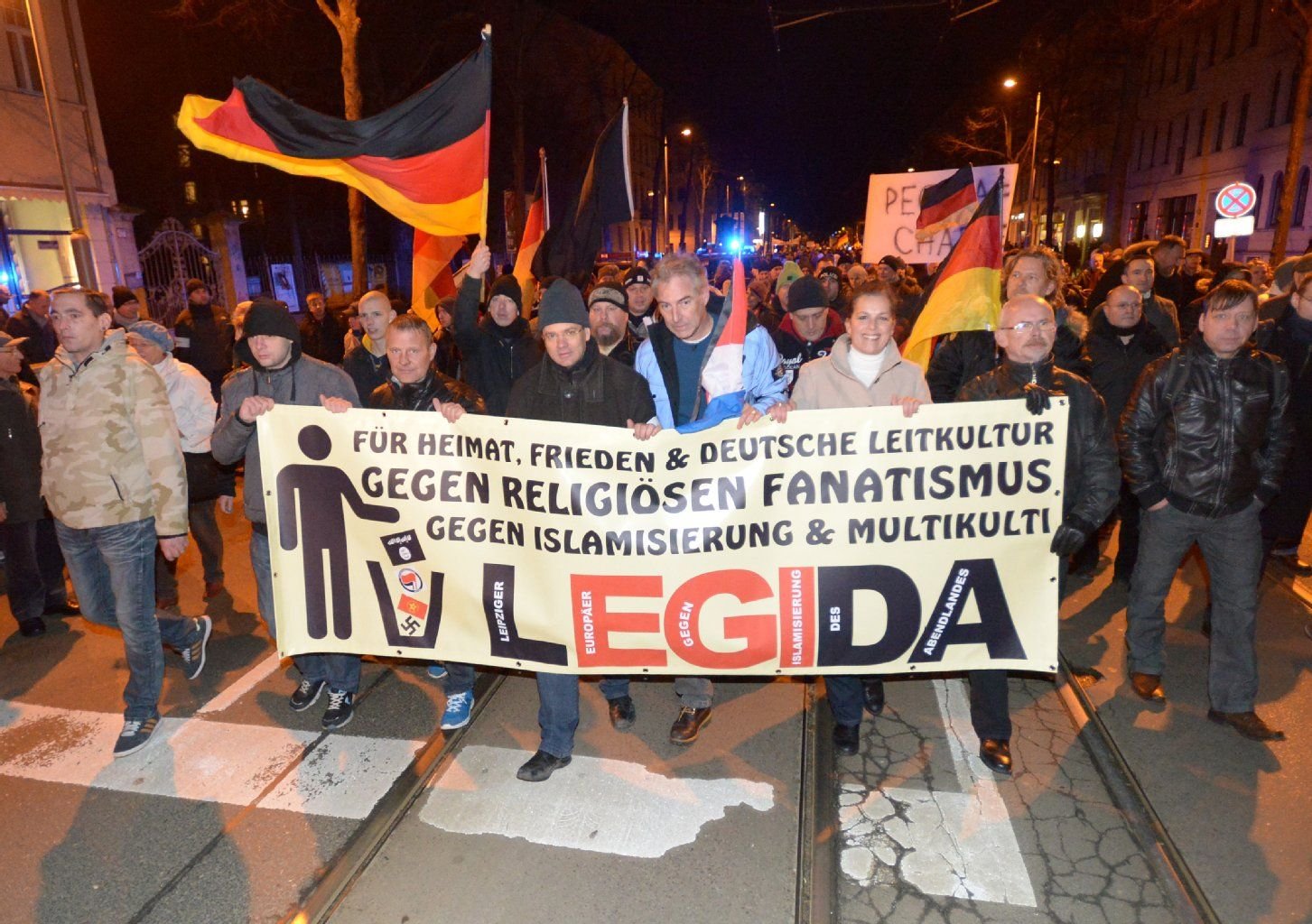 Teilnehmer der islamkritischen Legida-Bewegung ziehen am 12.01.2015 mit Transparenten und Fahnen durch Leipzig.