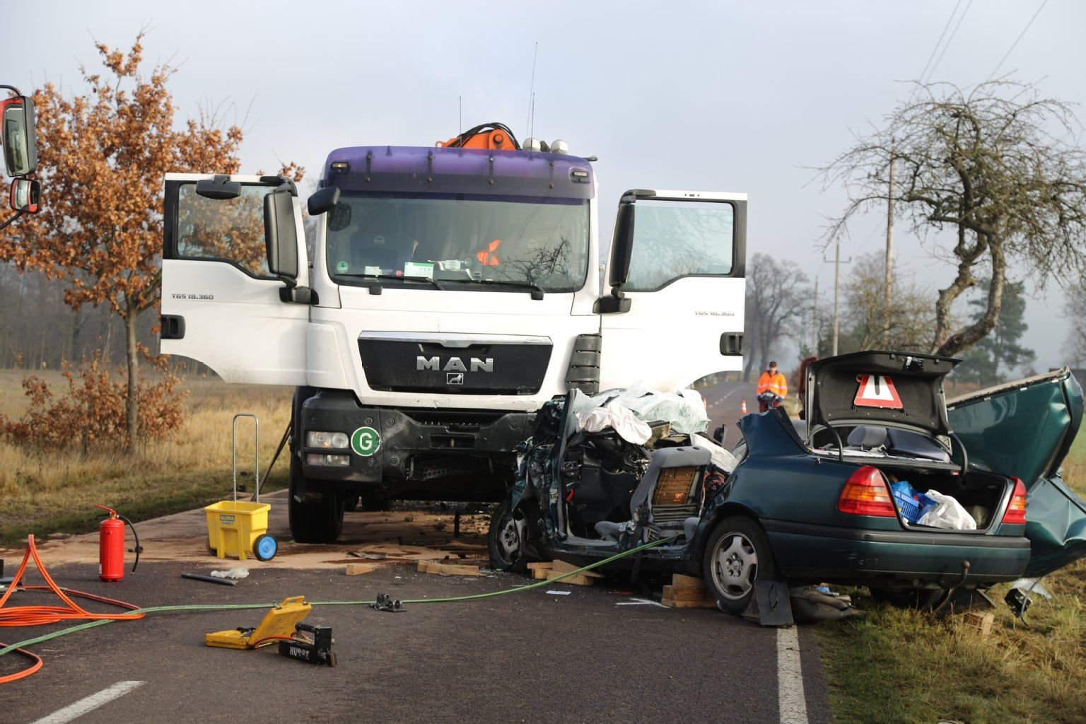 Bei einem Verkehrsunfall auf der L57 bei Zerbst ist ein 42-jähriger Mann ums Leben gekommen.
