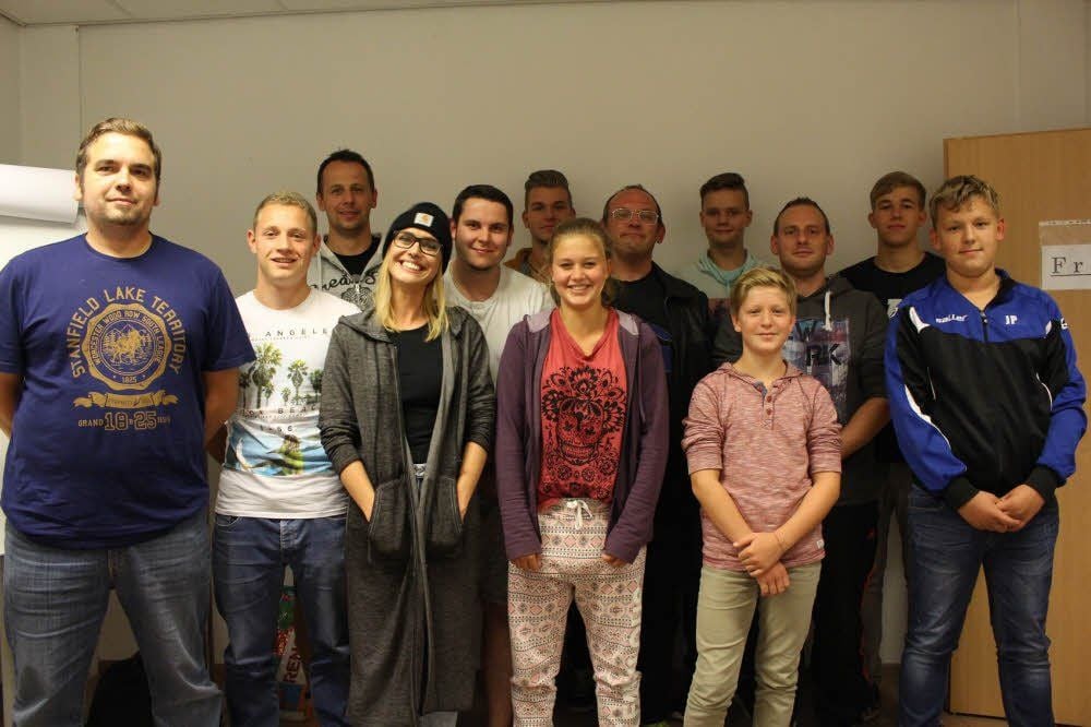 Dies sind die neuen Schiris im Harz: In der 1. Reihe von links Ronny Engelhardt (QSV), Danilo Köhler (Stahl Thale), Ulrike Hofmann, Savannah Reichert (beide Grün-Weiß Ilsenburg), Felix Huth (MSV Wernigerode), Jonas Pohl (Fortuna Dingelstedt); in der 2. Reihe v.l. Christopher Albrecht (Eintracht Derenburg), Ralf Schönwald (Germania Halberstadt) und Tobias Losse (Stahl Thale) sowie dahinter von links: Carsten Kühne (TSV Langeln), Lennart Reimann (Blau-Weiß Schwanebeck), Moritz Winter und Jonas Ackert (b. FSV Sargstedt). Florian Scharf (Blankenburger FV) fehlt.