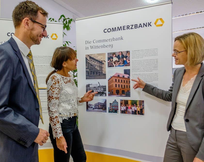 Burkhard Otto, Angelika Wielewski und Pressesprecherin Sabine Schanzmann-Wey schauen sich die Ausstellung an.