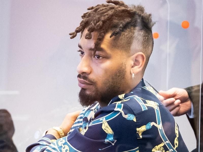 Maxwell K., Musiker und Rapper, sitzt zu Beginn eines Prozesses im Sitzungssaal des Amtsgerichts St.Georg. Foto: Christian Charisius/dpa/Pool/dpa