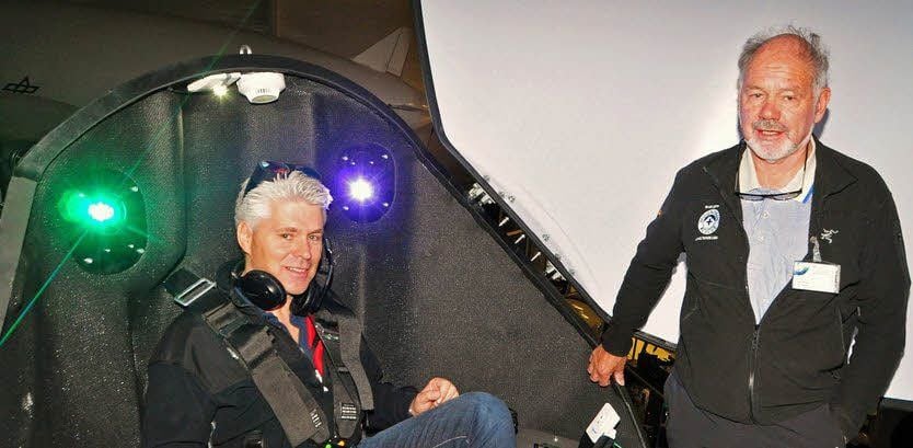 Letzte Dreharbeiten für die RBB-Wissenschaftsreportage: Rene Heise (l.) und Bruno Jelk am DLR-Simulator