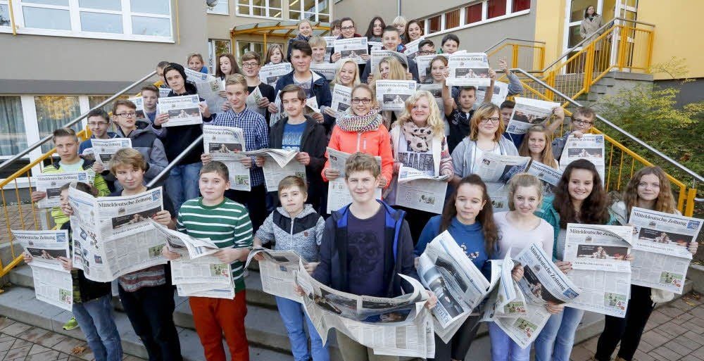 Gruppenfoto mit der Zeitung für die Zeitung: Beide achte Klassen der Sekundarschule Kabelsketal beteiligen sich am MZ-Projekt „Klasse 2.0“.