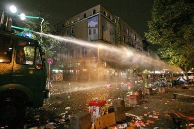 Die Polizei räumt in der Nacht zu Sonntag im Schanzenviertel in Hamburg mit Wasserwerfern mehrere Strassen. (FOTO: DPA)