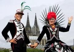 Ein schwules Paar beim Christopher Street Day (CSD) in Köln. (Foto: dpa)