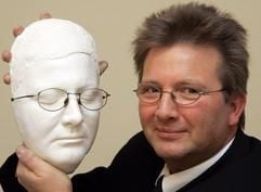 Der Bestatter Thomas Katins vom Bestattungsinstitut Stühmer in Bremen zeigt nach seiner Ausbildung zum Erstellen von Totenmasken eines seiner Übungsstücke (Foto vom 08.02.2005). Dabei handelt es sich um die Lebendmaske seines eigenen Antlitzes, die er gegossen und endbearbeitet hat. Seit November 2004 fertigt das Unternehmen im Norden der Hansestadt auf Wunsch Gesichtabgüsse von Verstorbenen an. Bundesweit gibt es rund 150 Bestatter, die diesen ungewöhnlichen Service anbieten. Die Masken werden mit einem Spezialkunststoff abegnommen und dann in Gips oder Bronze angefertigt. (Foto: dpa)
