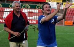 Der Performancekünstler Massimo Furlan (r.) und der ehemalige DDR-Fußballer Jürgen Sparwasser jubeln im Kurt-Wabbel-Stadion in Halle/Saale nach der Performance «22.Juni 1974, 21 Uhr 03» im Rahmen des Festivals Theater der Welt 2008, bei der Furlan die Spielweise von Sparwasser im Fußballspiel BRD-DDR vom 22.Juni 1974 im Hamburger Volksparkstadion nachspielte. (Foto: ddp)