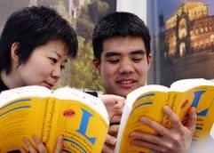 Die angehende Konditorin Shinko Kiuchi (l.) und der Bäckergeselle Kosaku Hidaka (r.) aus Japan lernen in Köln in einem Sprachkurs Deutsch. (Foto: dpa)