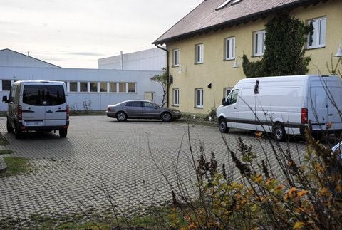 Kleintransporter stehen auf dem Hof eines Bestattungsfuhrunternehmens in Hoppegarten (Brandenburg). Nach Polizeiangaben haben mutmaßliche Autoschieber einen Transporter mit zwölf Leichen gestohlen. (FOTO: DPA)
