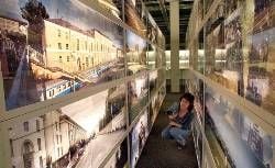 Besucherin in der Ausstellung in Leipzig
