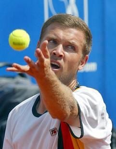 Der deutsche Tennisspieler Alexander Waske wirft am Dienstag (19.07.2005) beim Stuttgarter Weissenhof Tennis Turnier in seinem Spiel gegen Jerome Haehnel aus Frankreich den Ball beim Aufschlag hoch. (Foto: dpa)