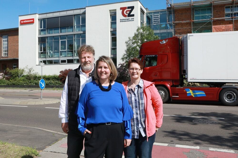 Denise Schuster mit einem Teil ihres Teams