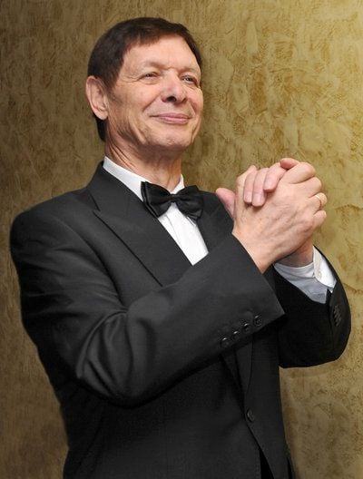 Der russische Sänger Eduard Chil bedankt sich bei seinen Gästen während einer Feier anlässlich seines 75. Geburtstages im Moskauer Restaurant «Sowjetskaja». (FOTO: DPA)