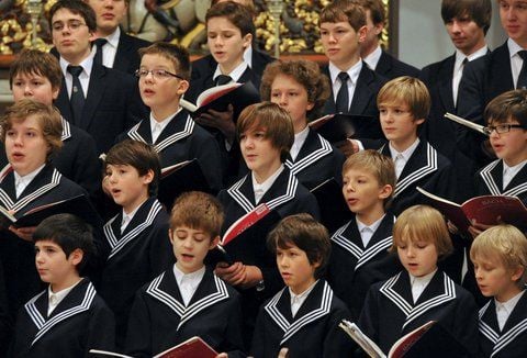 Der Thomanerchor singt im Altarraum der Thomaskirche in Leipzig. Dem im Jahre 1212 gegründeten Chor gehören rund 100 Jungen an. (FOTO: DPA)