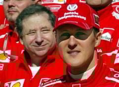 Ferrari-Teamchef Jean Todt (l) blickt am 07.05.2004 auf der spanischen Formel 1-Rennstrecke «Circuit de Catalunya» bei Barcelona bei einem Fototermin anlässlich dessen 200. Grand-Prix-Starts auf Formel-1-Weltmeister Michael Schumacher (Archivfoto). Ferrari bereitet den Generationenwechsel für die «goldene Ära» nach Michael Schumacher und Jean Todt vor. Die Verträge mit dem sechsmaligen Formel-1-Weltmeister und dem Teamchef enden 2006 und es scheint eher unwahrscheinlich, dass die beiden Titelgaranten danach weitermachen. (Foto: dpa)