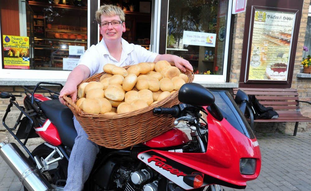 Karola Hippe vor der Reichardtswerbener Bäckerei auf einer schellen Yamaha, mit der sie natürlich keine Brötchen ausfährt.