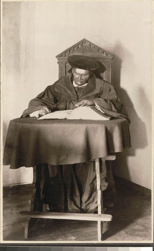 Diese „Luther-Effigie“, die den Reformator in der Bibel lesend darstellt, war früher in der Marienbibliothek zu sehen (Aufnahme von 1917).