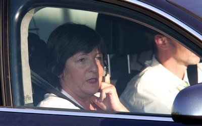 Auf dem Weg zur Spitzenrunde zur Gesundheitsreform telefoniert Ulla Schmidt (SPD), Bundesministerin für Gesundheit und Soziale Sicherung, in Berlin auf dem Beifahrersitz eines Autos. (FOTO: DPA)