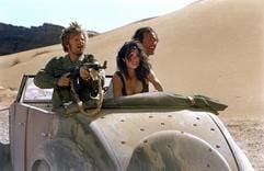 (l-r) Steve Zahn (Al Giordino), Penélope Cruz (Dr. Eva Rojas) und Matthew McConaughey (Dirk Pitt) sind in dieser Szene aus «Sahara - Abenteuer in der Wüste» in einem offenen Wagen auf der Flucht (undatierte Filmszene). Mit reichlich Augenzwinkern wird die Geschichte des Abenteuers Dirk Pitt (Conaughey) ausgebreitet, der sich auf der Suche nach einem sagenhaften Goldschatz in die attraktive Ärztin Anna (Cruz) verliebt. Mit von der staubigen Partie ist zudem Steve Zahn als treuer Kumpeltyp. (Foto: dpa)