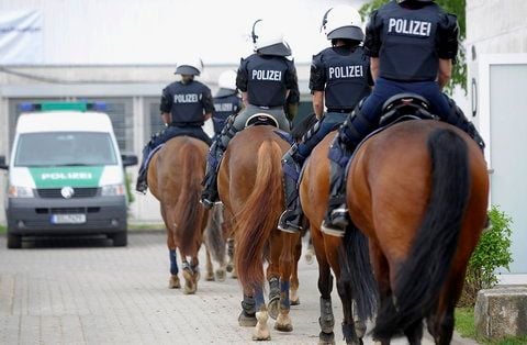 Mitglieder der Reiterstaffel der Polizei Braunschweig. Für Innenminister Holger Stahlknecht (CDU) ist der Aufbau einer Polizei-Reiterstaffel trotz Kritik noch nicht vom Tisch. (FOTO: DPA)