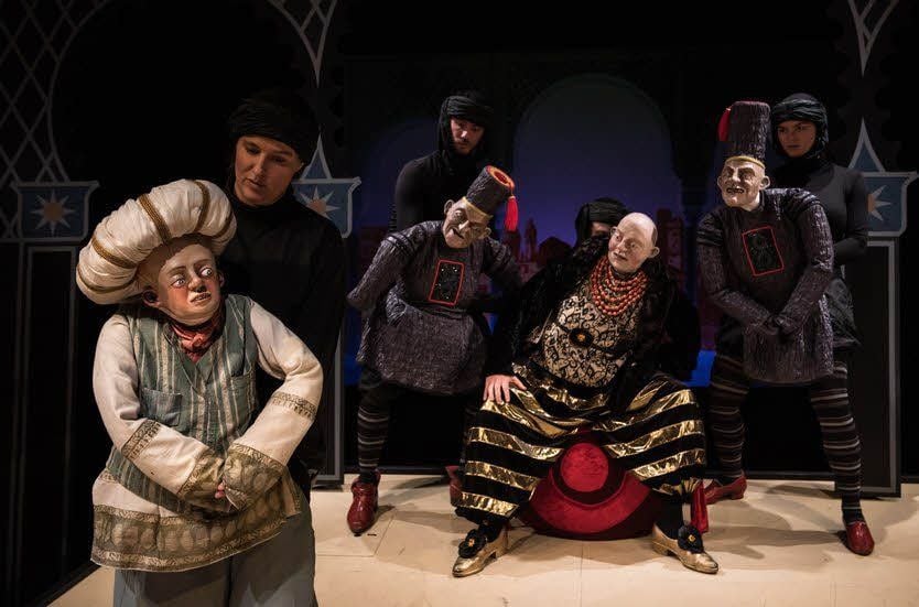 Der kleine Muck (Anna Wiesemeier) will Schnellläufer bei Hofe werden: Schatzmeister (Leonhard Schubert), König (Florian Kräuter) und Oberhofmarschall (Freda Winter, v.l.) sind zunächst skeptisch.