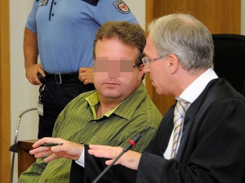 Der Rechtsanwalt Karsten Beckmann (r.) unterhält sich im Landgericht Potsdam mit dem Angeklagten Carsten W.. (FOTO: DPA)
