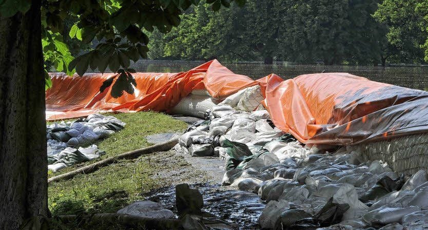 Der mobile Deich drückt auf den vorhandenen Deich.