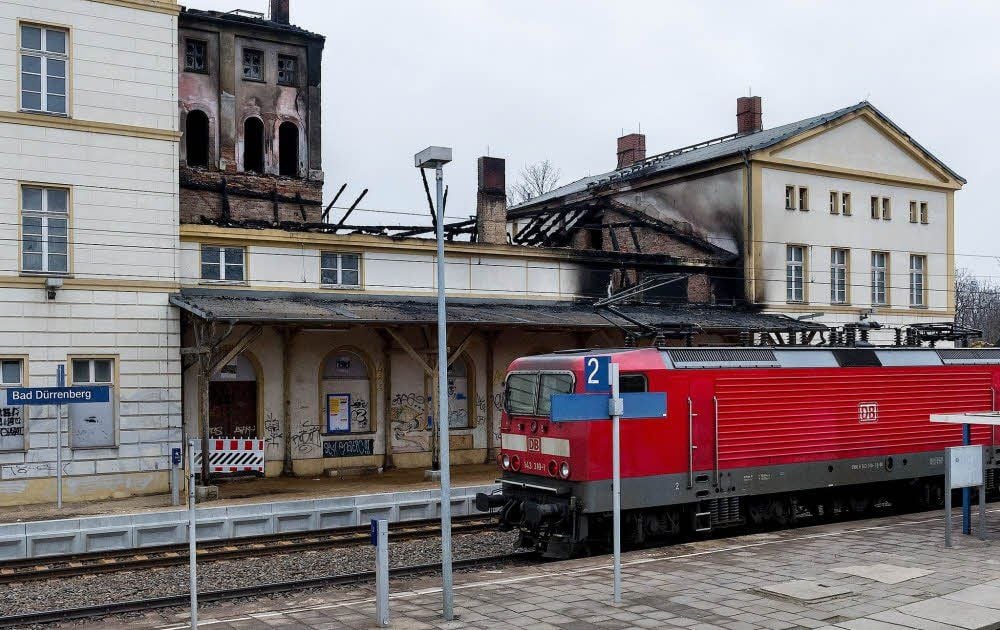 Der Zugverkehr lief gestern in Bad Dürrenberg normal. Der Eigentümer hatte nach eigener Auskunft geplant, das Gebäude zu sanieren.