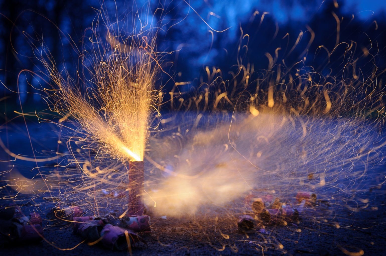 Silvesterböller explodieren bei Anbruch der Dunkelheit.