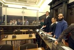 Der Marokkaner Abdelghani Mzoudi (r.) steht am zweiten Prozesstag zu den Terroranschlägen vom 11. September 2001 im Gerichtssaal des Hamburger Oberlandesgerichts am 15. August 08 neben seinen Rechtsanwälten Gül Pinar (M) und Michael Rosenthal auf, als der Richter den Raum betritt. (Foto: dpa)