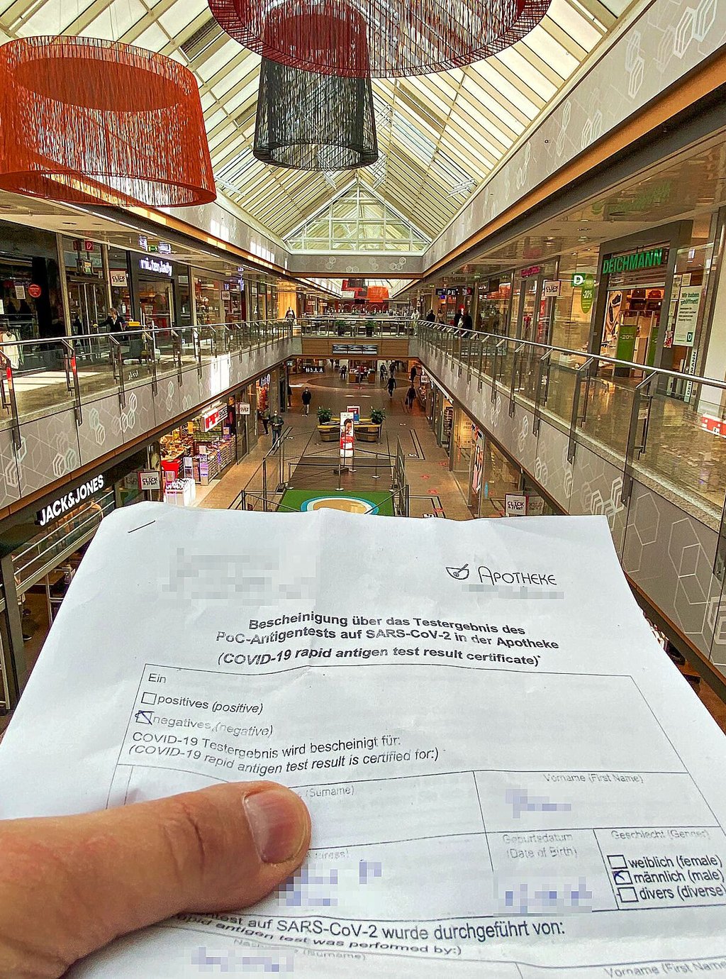 Der negative Test gehört ab sofort in vielen Läden mit dazu.