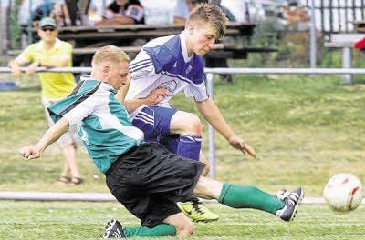 Der VfB Uftrungen (blau) übersprang die letzte Hürde auf dem Weg in die Kreisoberliga. Der Erfolg gegen Helmsdorf brachte den Aufstieg.