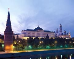 Moskau vom Wasser aus gesehen. So einen Anblick können die Passagiere der vielen Flusskreuzfahrtschiffe ergattern, die auf russischen Binnengewässern unterwegs sind. (Foto: dpa)