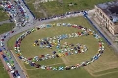 Gleich 168 Trabis auf einmal - Luftaufnahme des Sachsenrings beim Internationalen Trabantfahrer-Treffen im Juni 2007. (Foto: dpa)