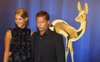 Der Schauspieler, Regisseur und Produzent Til Schweiger und seine Freundin, das Model Melanie Scholz, posieren in Potsdam auf dem Roten Teppich zur Bambi-Verleihung. (FOTO: DDP)